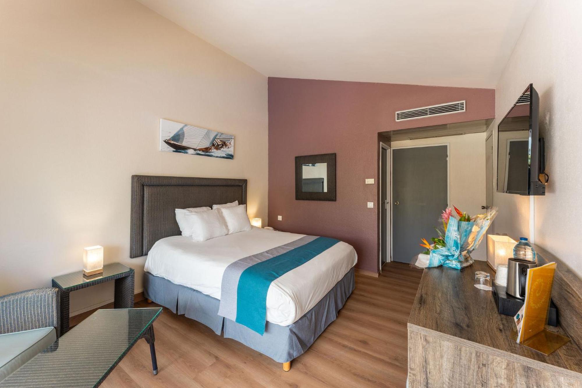 Hotel Fleur D'Epee Ле Госие Екстериор снимка